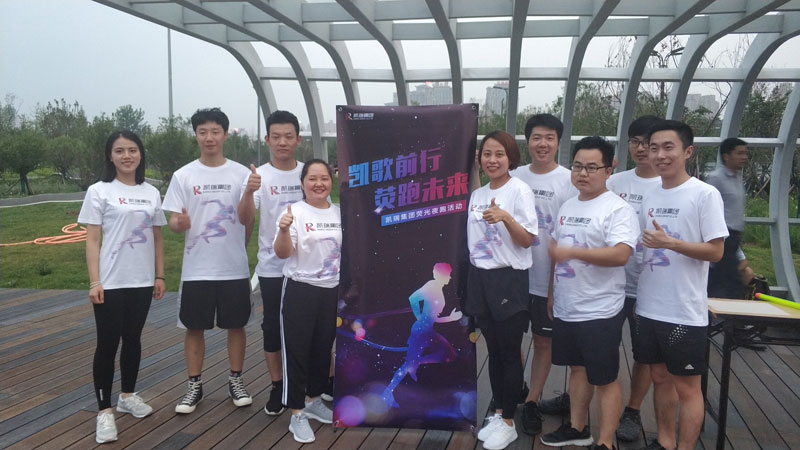 记bevictor伟德官网集团2019年夏日荧光夜跑运动